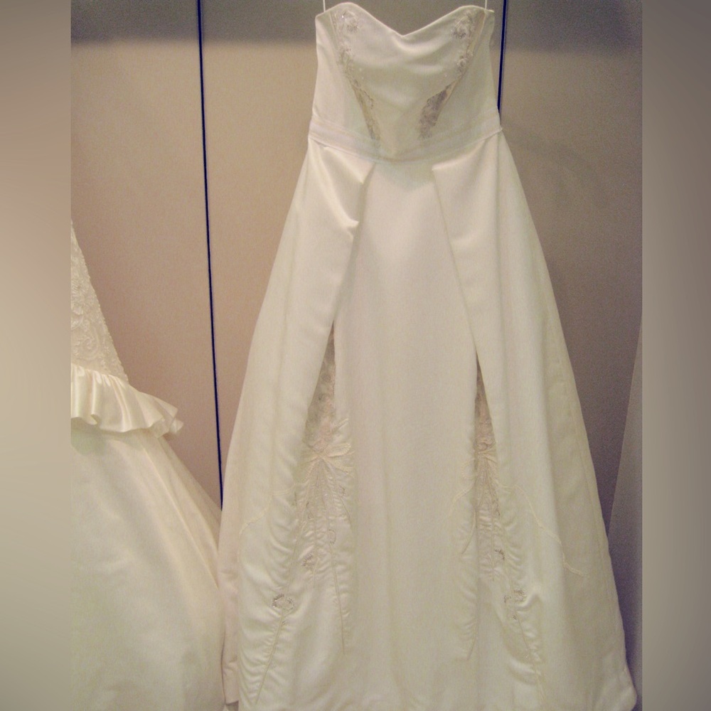 Carolina Herrera sleeveless wedding gown with beaded detail, elegant a-line